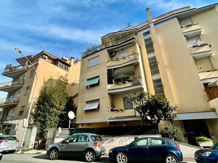 Appartamento trilocale in affitto in Via Montasio, Città Giardino, Roma