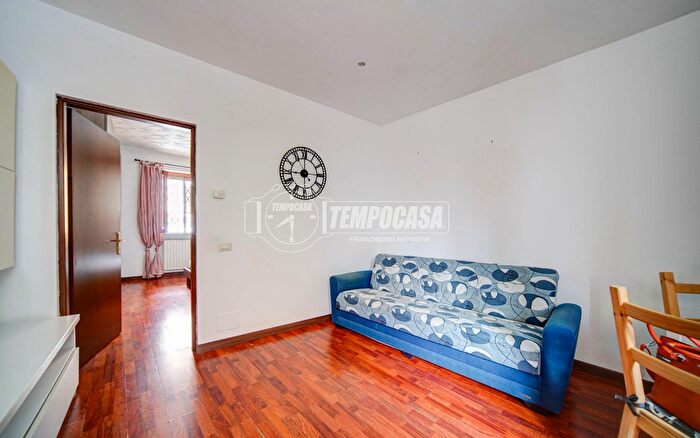 Appartamento bilocale in vendita in Via Sardegna, Buguggiate