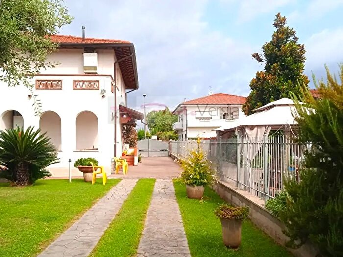 Casa con 9 locali in vendita in Pietrasanta