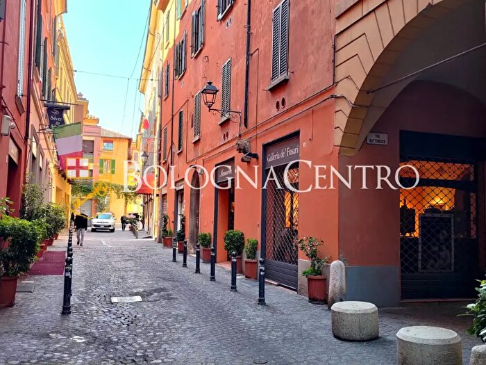 Appartamento trilocale in vendita in Via Battibecco, Bologna