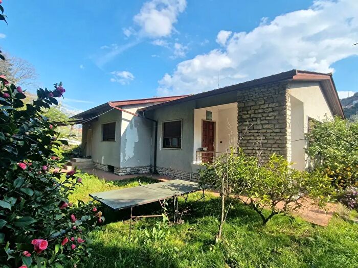 Casa con 6 locali in vendita in Massa