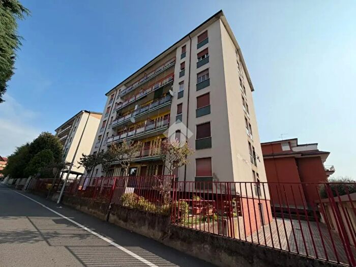 Appartamento trilocale in vendita in Via Resegone, Garbagnate Milanese