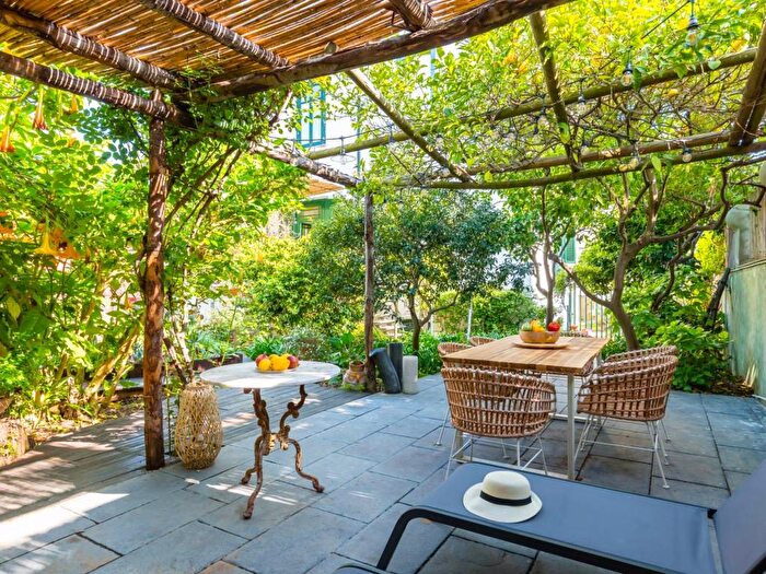 Appartamento con 5 locali in affitto in Salita del Casale, Posillipo, Napoli