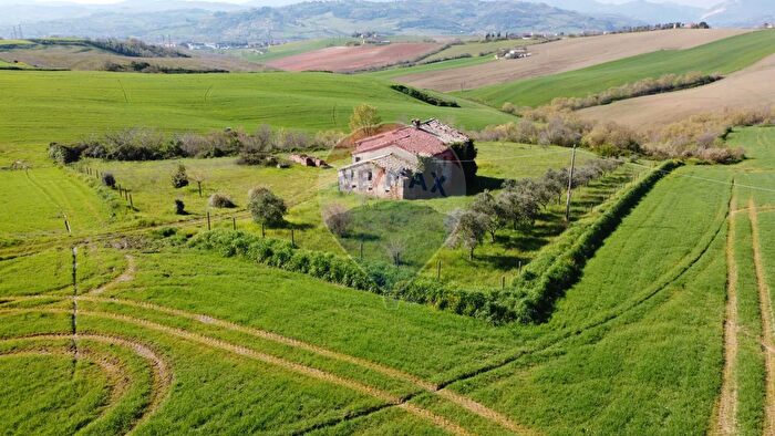 Casa con 10 locali in vendita in Monteschiavo, Maiolati Spontini