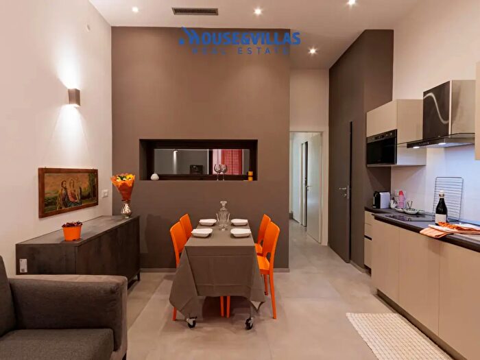 Appartamento trilocale in affitto in Via Sergio Sallicano, Noto