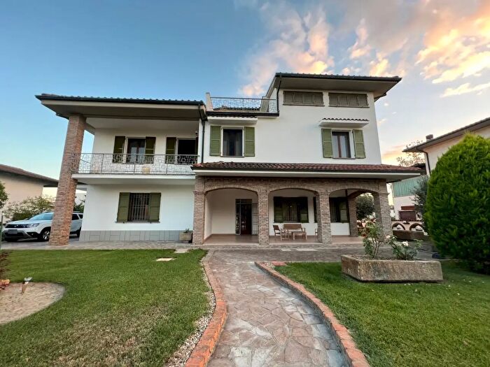 Casa con 10 locali in vendita in Via Daniele Manin, Molinella