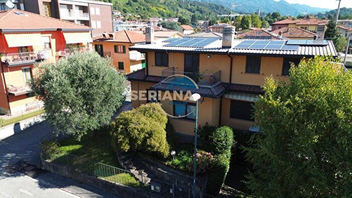 Casa con 5 locali in vendita in Via Trieste, Scanzorosciate