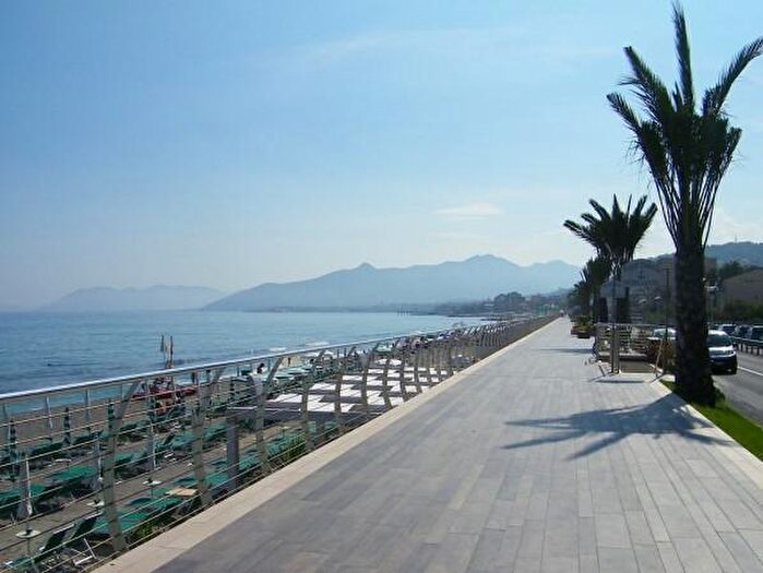 Appartamento trilocale in vendita in Viale della Repubblica, Pietra Ligure