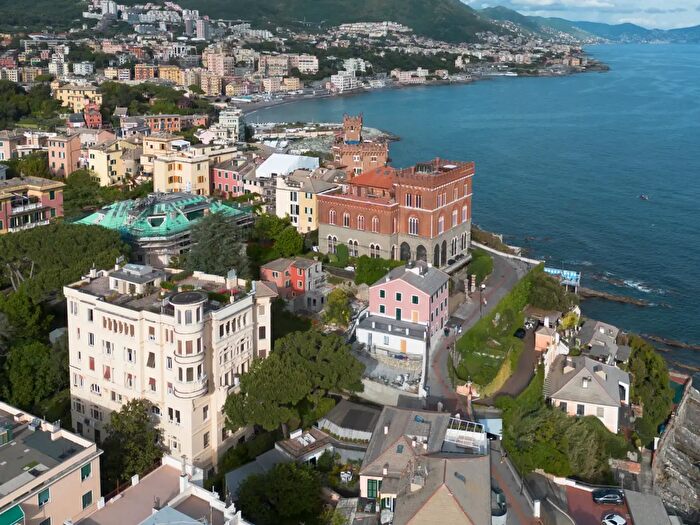 Appartamento con 6 locali in vendita in Via al Capo di Santa Chiara, Genova