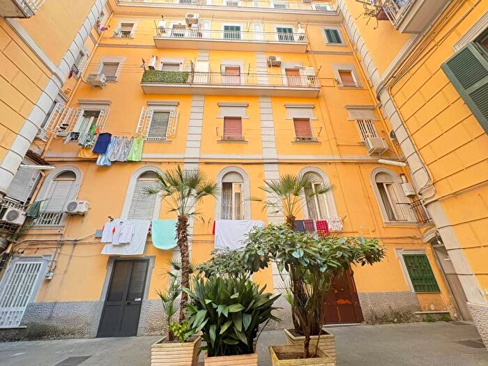 Appartamento trilocale in vendita in Vico delle Nocelle, Piazza Canneto Salvator Rosa, Napoli