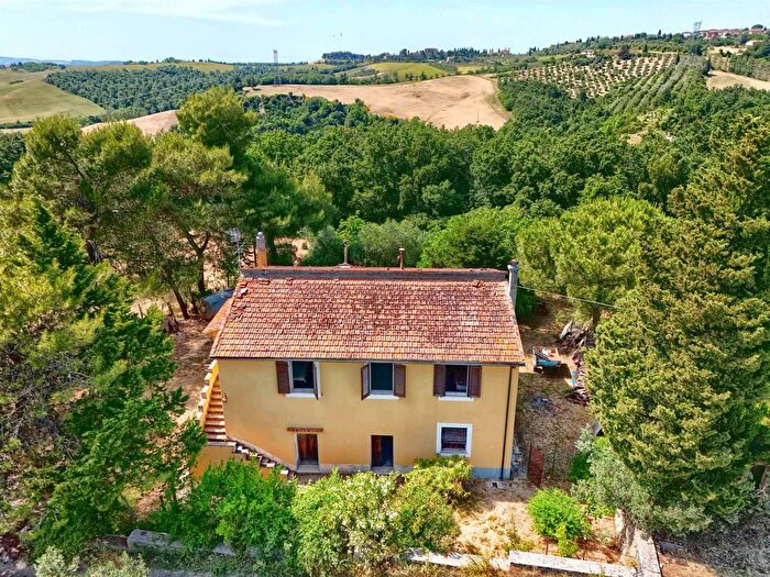 Casa con 11 locali in vendita in Volterra