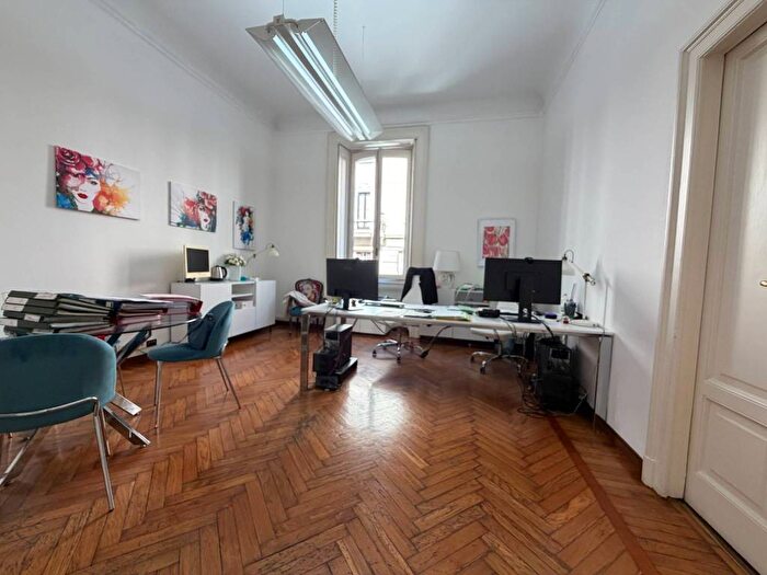 Casa quadrilocale in affitto in Via San Gregorio, Repubblica, Milano