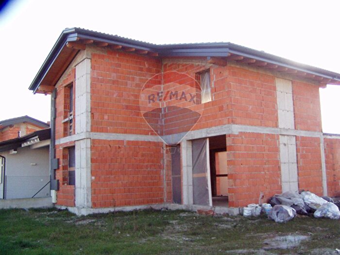 Casa con 6 locali in vendita in Via Don Learco Giuliani, Casalromano