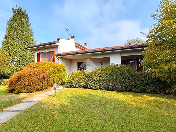 Casa trilocale in vendita in Via Masino, Lazzate