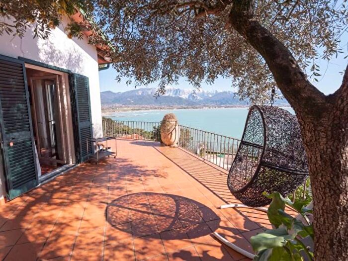 Casa con 6 locali in affitto in Bocca Di Magra, Ameglia
