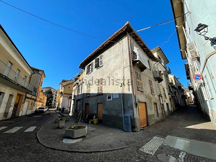 Casa con 6 locali in vendita in Canelli