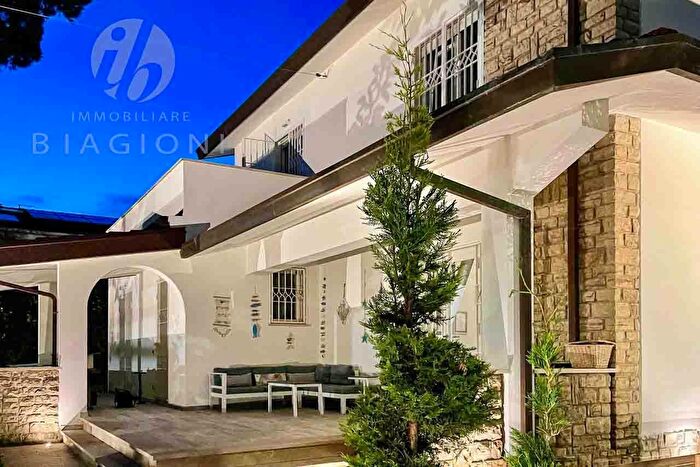 Casa con 8 locali in vendita in Forte Dei Marmi