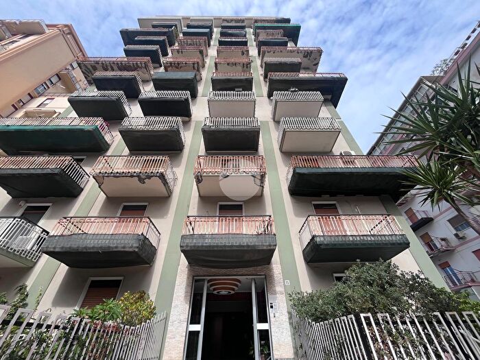 Appartamento con 5 locali in vendita in Via Eugenio lEmiro, Palermo