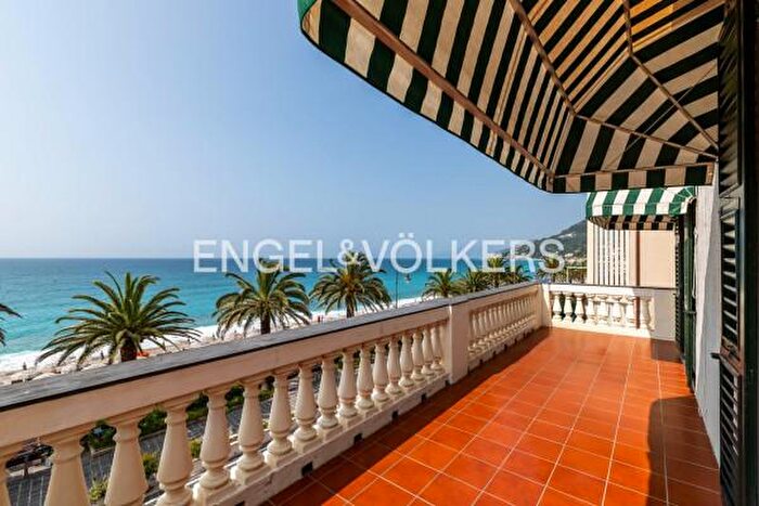 Appartamento con 6 locali in vendita in Via della Stazione, Finale Ligure