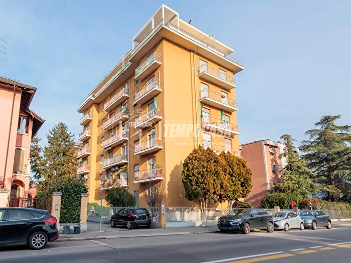 Appartamento trilocale in vendita in Via Volturno, Parma