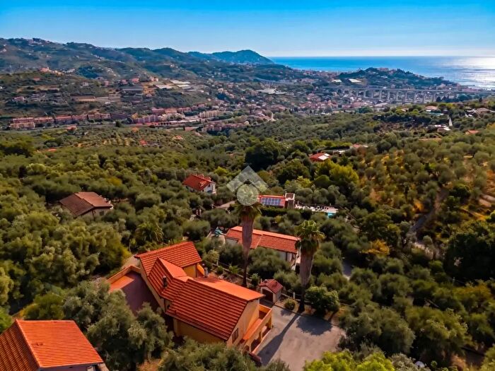 Casa con 9 locali in vendita in Strada Civezza, Imperia