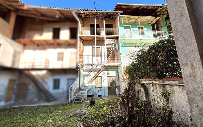 Casa con 5 locali in vendita in Caravino