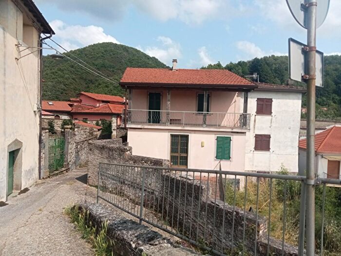 Casa con 8 locali in vendita in Casola In Lunigiana