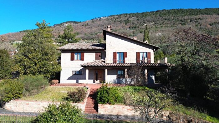 Casa con 20 locali in vendita in Via dei Cappuccini Gubbio, Gubbio