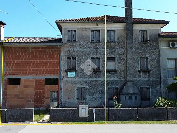 Casa con 6 locali in vendita in Via Fontanelle, Castello Di Godego
