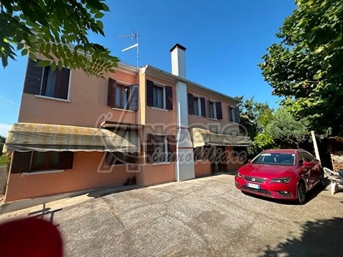 Casa con 8 locali in vendita in Via Cuoro, Stanghella