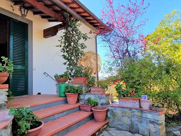 Casa con 15 locali in vendita in Gavignano Snc, Pelago