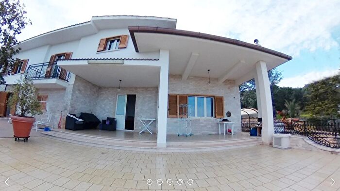 Casa con 10 locali in vendita in Fasano