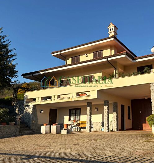 Casa con 8 locali in vendita in Burolo