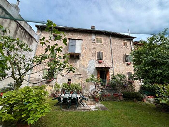 Casa con 6 locali in vendita in Verona