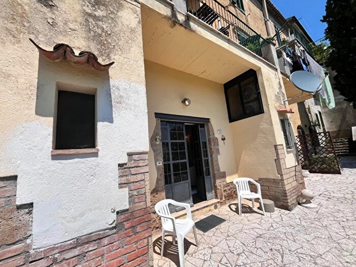 Appartamento trilocale in vendita in Pitigliano