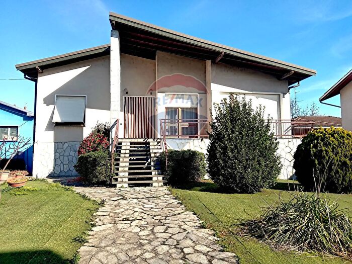 Casa quadrilocale in vendita in Via Natale Macchi, Galliate