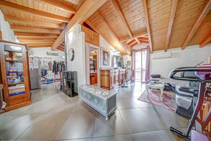 Appartamento quadrilocale in vendita in Via Vittorio Veneto, Cardano Al Campo