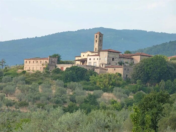 Casa con 10 locali in vendita in Reggello