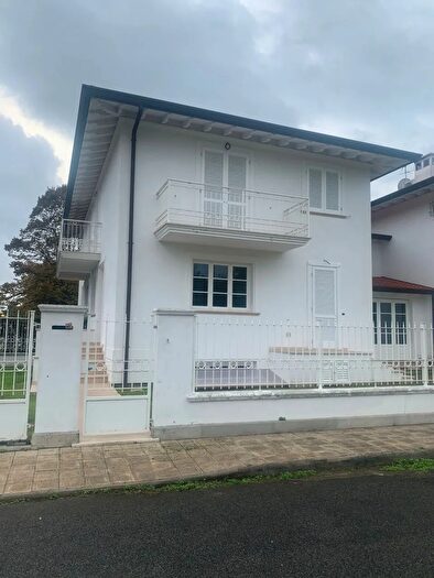 Casa con 8 locali in vendita in Camaiore