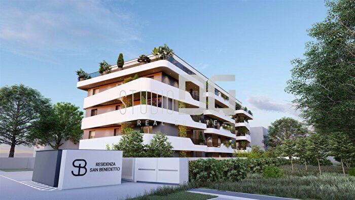 Appartamento quadrilocale in vendita in Via San Benedetto, Cesano Maderno