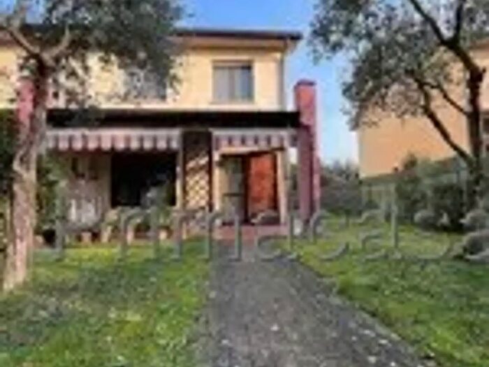 Casa con 5 locali in vendita in Novellara