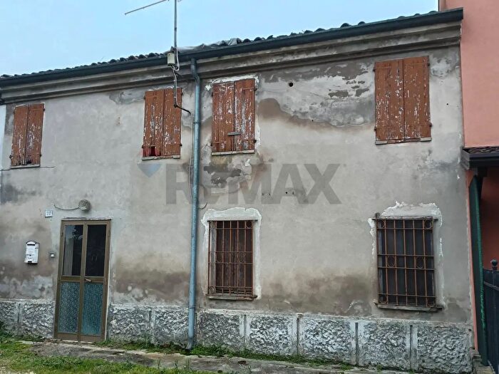 Casa con 6 locali in vendita in Via Parolara, Villimpenta
