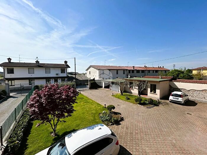 Appartamento trilocale in vendita in Via Silvio Bonomelli, Rovato