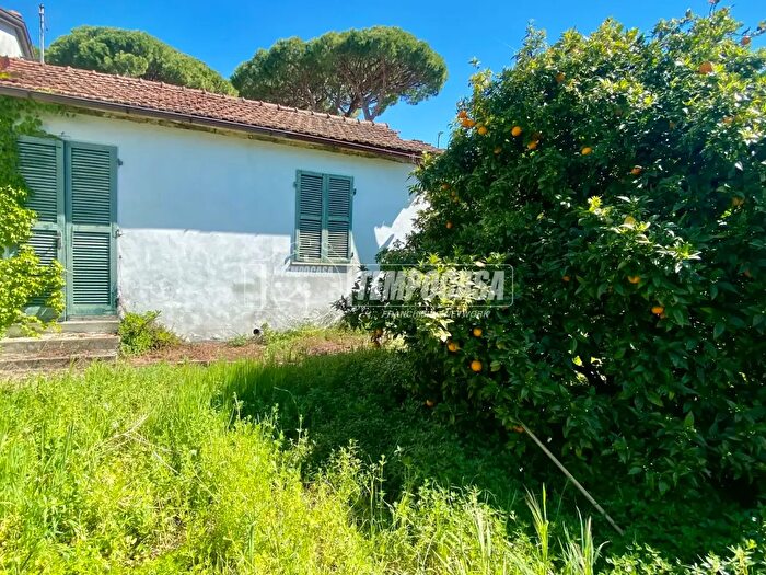 Casa bilocale in vendita in Via Francesco Torta, Massa