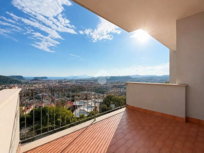Appartamento con 5 locali in vendita in Via Michelangelo da Caravaggio, Napoli