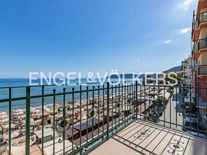 Appartamento quadrilocale in vendita in Piazza Andrea Doria, Alassio