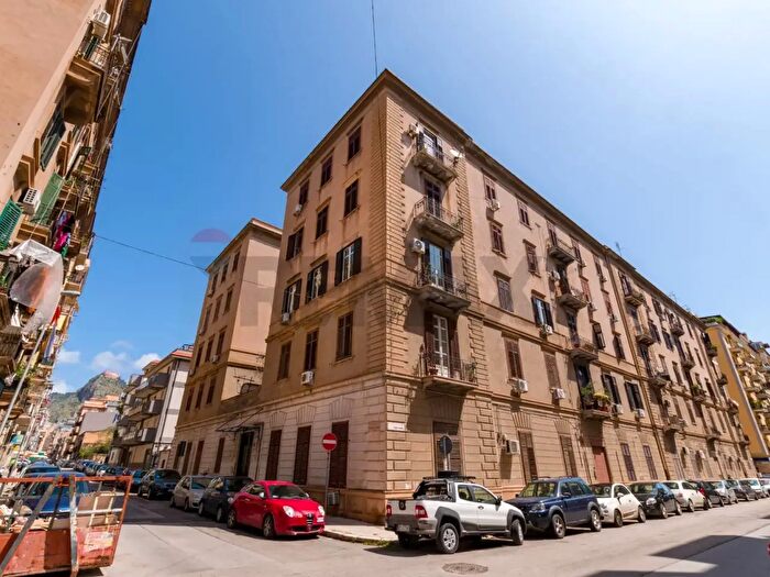 Appartamento con 5 locali in affitto in Via Aurelio Costanzo, Palermo