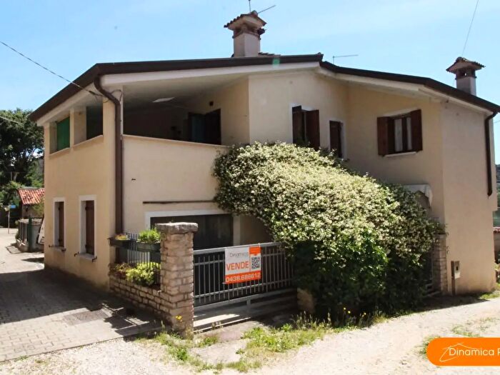 Casa con 6 locali in vendita in Revine Lago