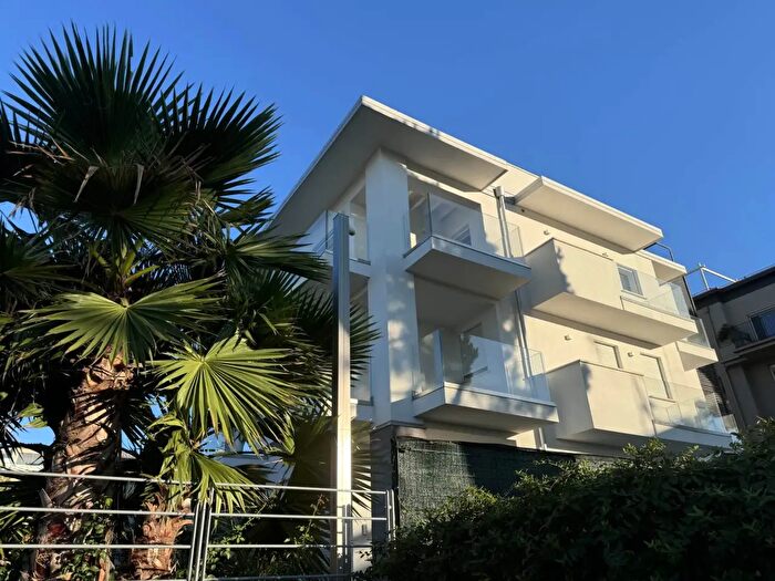 Appartamento con 5 locali in vendita in Desenzano Del Garda
