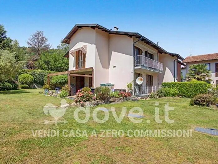 Casa con 6 locali in vendita in Viale Ernesto Thomas a, Brusimpiano